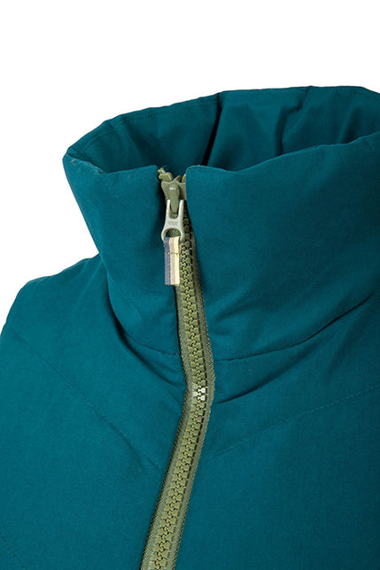 Load image into Gallery viewer, Close up of the Teal Twilight Women&#39;s golf Vest collar with Olive zipper
