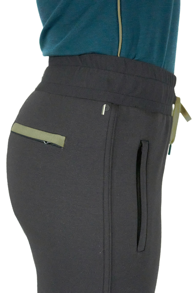 Load image into Gallery viewer, Model wearing black women&#39;s golf joggers highlighting pocket contrast in a studio shot.
